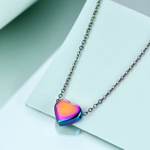 Collier avec pendentif en forme de cœur coloré en acier inoxydable avec initiale lettre A, idéal pour un usage quotidien ou comme cadeau - Product Image 4