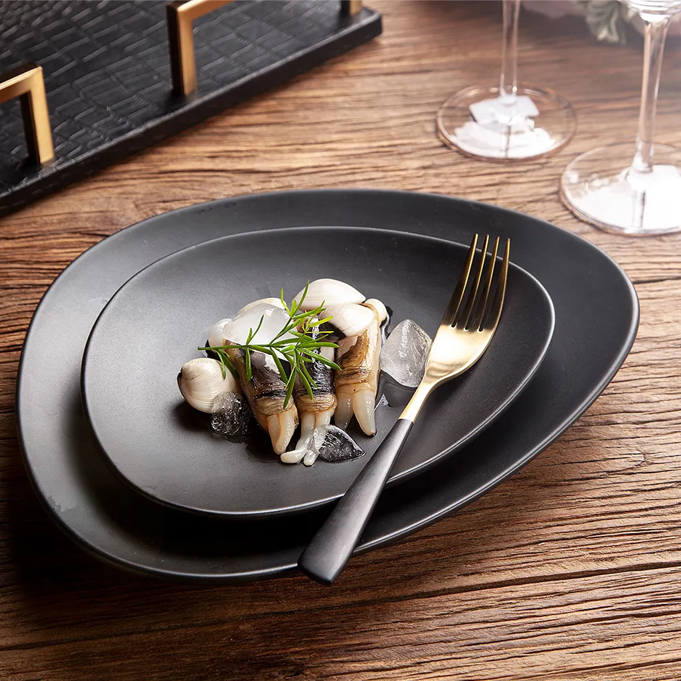 Großhandel japanische unregelmäßige Dreieck Keramik Restaurant Hotel Porzellan schwarz weiß matt Abendessen Gerichte flache Platte