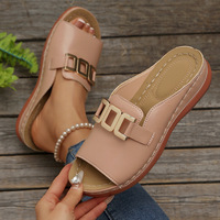Nouvelles sandales décontractées en PU style romain à bout ouvert et chaîne métallique, couleur unie, grande taille, collection Printemps 2026, pour l'extérieur, style transfrontalier Europe/Amérique