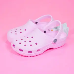 Hoge Kwaliteit Gele Graduatie Crocs Charme Modetrend 2024 Crocs Schoenen Voor Mannen Witte Kinderen Goodluck En Schattigheid Crocs