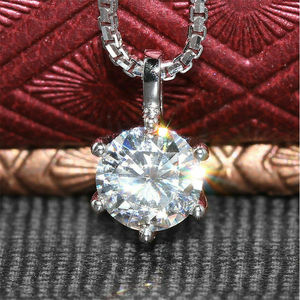 Ciondolo Solitario in Argento 925 con Cristallo Rotondo e Strass, Montatura a Griffe, Gioiello Classico per Fidanzamento, Unisex, Placcato in Oro Bianco - Product Image 1
