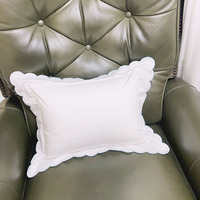 Housse de coussin blanche faite à la main avec broderie personnalisée et bordure festonnée, taie d'oreiller avec nom de bébé, housse de coussin faite à la main
