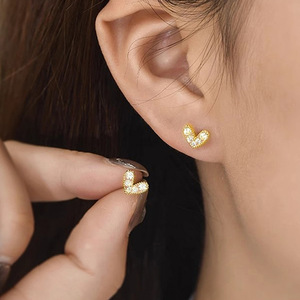 Petites boucles d'oreilles en forme de cœur pour femmes, design minimaliste pour le bureau et le quotidien - Product Image 2