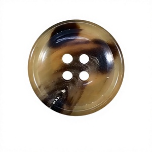 Forme unique Plusieurs couleurs 4 trous Décoration en cuir poli pour manteaux Bouton de buffle naturel Vêtements de luxe de l'Inde avec - Product Image 1