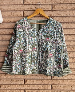 Veste Kantha matelassée en coton fait main indien, personnalisable, style patchwork, imprimé indien, gilet bohème pour femme, manteau d'hiver - Product Image 1