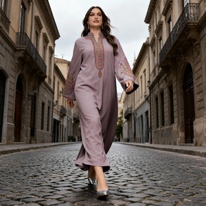 Robe Abaya élégante en polyester de couleur unie de luxe pour femmes musulmanes Fournisseur en gros personnalisé Nouveau style Vêtement de tous les jours - Product Image 2