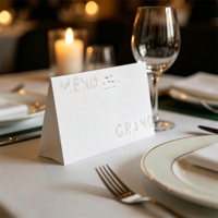 Impression personnalisée de cartes de table, numéros de table et panneaux « Réservé » sur papier Conqueror lisse 300 g/m² pour hôtels