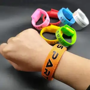 Пользовательский Графический светодиодный браслет Многоцветный светящийся тканевый браслет для спортивной моды или мероприятия с шармом из ПВХ