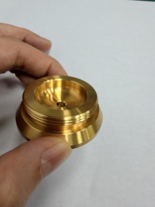 Pièces tournées sur mesure en laiton, composants métalliques usinés sur tour CNC avec services d'électroérosion à fil et de brochage - Product Image 4