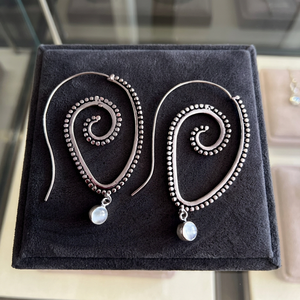 Boucles d'oreilles pendantes en argent plaqué avec pierre de lune spirale, design créoles fines, style bohème, parfaites pour mariages, fêtes et occasions spéciales, cadeau idéal - Product Image 3