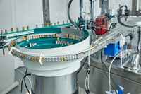 Remplissage automatique de bouteilles de gouttes oculaires d'usine de Guangzhou et machine de capsulage de vis