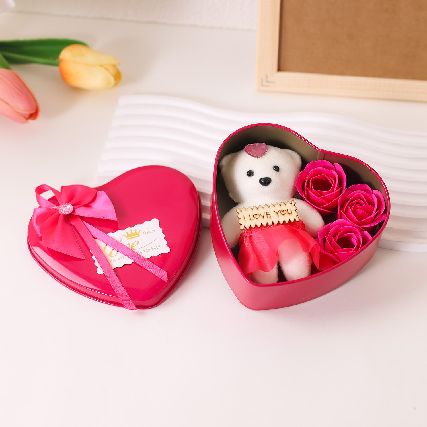Heart-shaped iron box (3 flowers + bear) Rose red