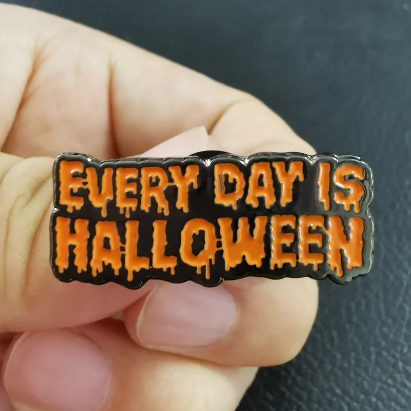 Cada dia é Halloween Badge Brilho nos pinos escuros para mostrar sentimento majical e nostalgia