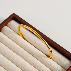 Brazalete Abierto de Acero Inoxidable Chapado en Oro de 18K de Inspiración Francesa para Mujer JDB201300 - Product Image 4