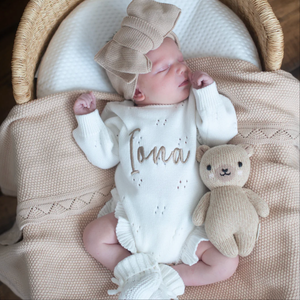 Mono de anuncio de nacimiento para bebé prematuro, de punto de algodón delicado, con volantes en las piernas, personalizado, color marfil, conjunto elástico suave - Product Image 4