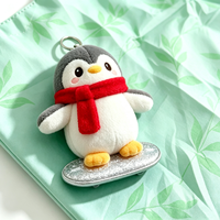Sac pliable en peluche pingouin dessin animé avec motif skateboard, sac de courses réutilisable, sac portable en peluche, ornement et breloque pingouin en peluche douce avec écharpe intégrée