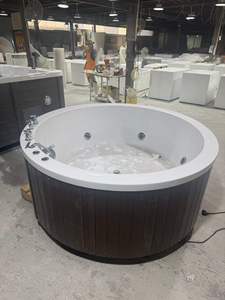 Bain à remous extérieur moderne avec couvercle, marches, éclairage LED et désinfecteur à l'ozone pour la détente en jardin - Product Image 1