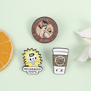 Broche émaillée fantaisie Squelette avec citation humoristique 'Coffee Cup Recharge', à piles, bijou de mode, cadeau - Product Image 2