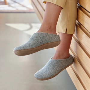Pantoufles en <span class=keywords><strong>feutre</strong></span> de laine gris pour femmes avec logo personnalisé, semelle en daim synthétique pour un port intérieur silencieux - Product Image 1