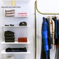 Présentoir mural rotatif pour vêtements d'enfants, mobilier de vitrine pour boutique de vêtements minimalistes à courbes ondulées