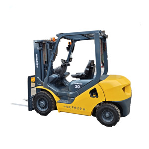 Montacargas Diésel Automático Komatsu FD30 de 3 Toneladas, 3 Metros, Dos Mástiles - Product Image 1