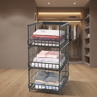 Moderne 3-laags stapelbare metalen draadmand met wielen voor het sorteren van spullen in meerdere ruimtes zoals huis, keuken en badkamer.