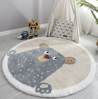 Jolis enfants à fourrure à motif animal aiment bébé jouer tapis rond tapis