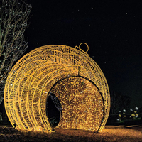 Décoration de Noël commerciale, motif lumineux LED extérieur, structure en acier, boule de Noël géante à traverser pour centre commercial