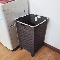 Panier à linge en nylon tissé noir avec roulettes pour les vêtements sales, poignée d'insertion solide pour un transport facile