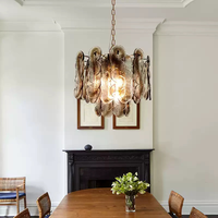 Lustre en verre ambré de style vintage avec cadre en bronze, hauteur réglable, éclairage suspendu LED pour une ambiance élégante et moderne du milieu du siècle