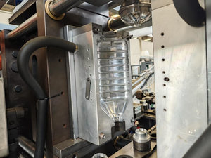 Machine <span class=keywords><strong>de</strong></span> soufflage <span class=keywords><strong>de</strong></span> bouteilles en plastique automatique METO MT-C5L haute efficacité 5L, machine <span class=keywords><strong>de</strong></span> moulage par étirage-soufflage, changement d'outil facile - Product Image 5