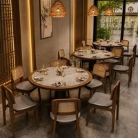 Tables et chaises de salle à manger commerciales, style sud-est asiatique, en bois massif et rotin, sièges en banquette avec assise rembourrée pour restaurant et hôtel