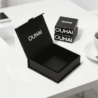 Vente en gros de boîte-cadeau de luxe pliable magnétique vêtements emballage carton gris boîte-cadeau magnétique noire avec ruban logo personnalisé