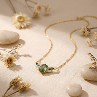 Collier Pendentif ZG Vintage Ovale en Agate Mousse avec Grappe Botanique et Accent Zircon Marquise Plaqué Or – Idéal Cadeau