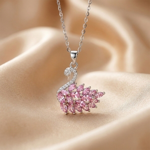 Collana da Donna Trendy di Lusso Placcata in Rame con Zirconia e Diamanti, Girocollo in Acciaio al Titanio Elegante e Versatile - Product Image 6