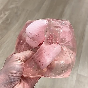 Le best-seller transfrontalier de PLAYGORO : Grandes boules de glace carrées rafraîchissantes à la fraise, compressibles, en matériau TPR, pour les jeunes - Product Image 4