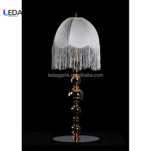 Lámpara de Mesa Clásica LEDA de Metal con Pantalla Blanca de Flecos, Centro de Mesa para Decoración de Bodas, Fiestas de Cumpleaños y Eventos - Product Image 1