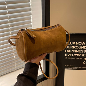 Sac bandoulière cylindrique en daim avec fermeture éclair pour usage quotidien, mini sac à main marron pour femme, collection Printemps 2025 - Product Image 3