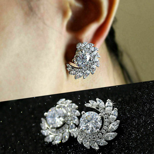 Orecchini a forma di C con foglie floreali e zirconi per donna, gioielli semplici e alla moda. - Product Image 1