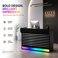 Mostrador de Servicio para Tienda Boutique de MDF, con Listones Metálicos Horizontales, Tira de Luz RGB Dinámica y Gabinete Auxiliar Multigrid