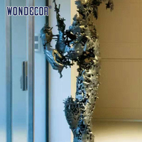 Statue contemporaine en bronze coulé de l'homme qui marche, grande sculpture creuse pour galerie, musée, décoration intérieure