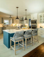 Meubles de cuisine de style américain blancs de type Shaker avec îlot en bois rustique et armoire de rangement pleine hauteur