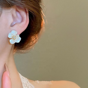 Pendientes de Botón con Diseño de Flor en Forma de Gota de Aceite, Blancos, Elegantes y Sencillos para Mujer, Accesorios de Lujo Ligero, Vintage, Religiosos y Modernos, Hechos de Aleación - Product Image 5