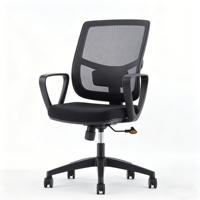 Chaise de bureau exécutive tout noire avec dossier en maille, accoudoirs fixes en plastique, pivotante et inclinable, avec roulettes, pour ordinateur