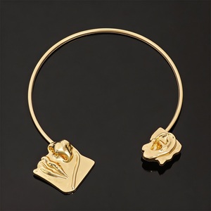 Anillo de cuello con brazalete de metal dorado, hebilla con perla y conector decorativo de doble disco - Product Image 5