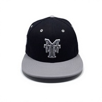Casquette de chauffeur en coton noir et gris avec broderie. Taille et logo personnalisables disponibles.
