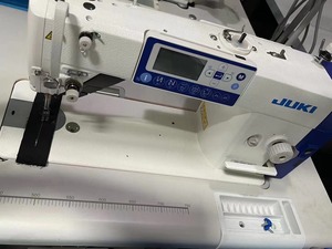 <span class=keywords><strong>Machine</strong></span> à <span class=keywords><strong>coudre</strong></span> à point noué automatique à aiguille simple à grande vitesse à entraînement direct JUKI DDL 8000A - Product Image 4