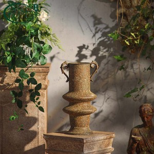 แจกันโลหะสไตล์อเมริกันแบบเรียบง่ายพร้อมหูจับ ตกแต่งโต๊ะสไตล์โบราณ สำหรับใช้ในสวน บ้าน และกลางแจ้ง - Product Image 3