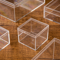 Boîte en plastique carrée élégante à haute transparence avec couvercle pour bijoux, badges de collection, cartes, cadeaux et présents