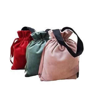 Pochette de voyage en velours à cordon avec poignée en ruban, logo personnalisé, au toucher doux, pour le rangement des serviettes hygiéniques et l'emballage cosmétique - Product Image 1